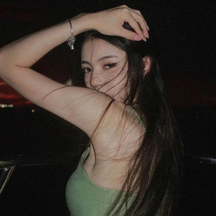 举杯畅饮的姐姐们
